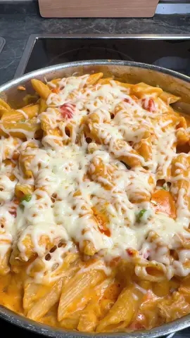 Nudeln 😋 Rezept: Zwiebeln mit Olivenöl braten Rote Paprika hinzufügen  500g Hähnchenbrust hinzufügen  1/2EL Paprika Gewürz  1/2EL Knoblauch Gewürz  1/2EL Hühnerbrühe  1/2EL Curry  1/2EL Salz  1/2EL Pfeffer  1EL Tomatenmark  Erbsen und Karotten hinzufügen  1 Glas Sahne 7%  Nudeln hinzufügen  200g Käse hinzufügen  2-3min kochen lassen  markiert mich gerne in eurer Story, ich werde euch reposten!🫶🏻 Viel Spaß beim nachkochen und guten Appetit! 🙋🏻‍♀️ #food #essen  #Mittagessen #Frühstühstück #dinner #lunch #breakfast #foodblog #yummy #lecker #koch #küche #2024 #sommer #sommer2024 #instafood #blogger #delicious #beautiful #foodpics #Abendessen #fyp #viral #einfacherezepte #schnellerezepte