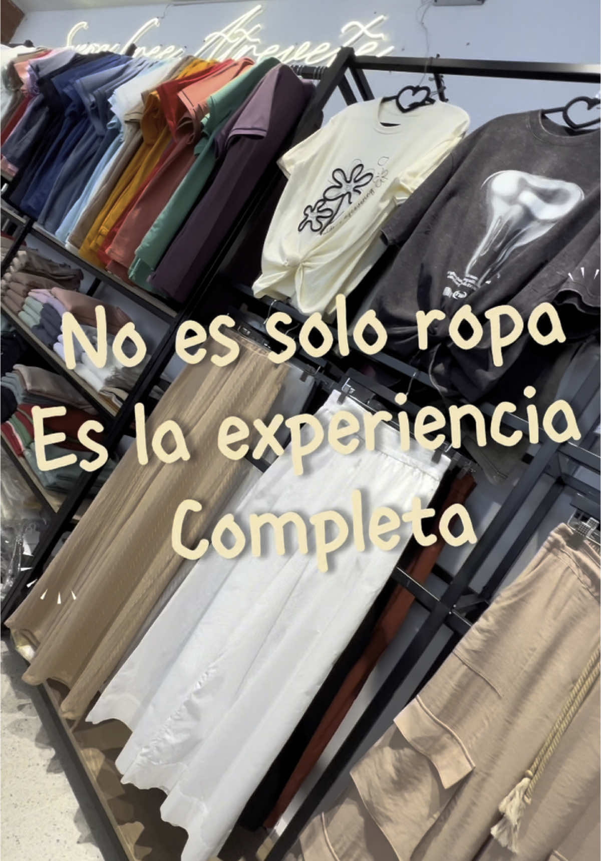 Zara, Bershka y Stradivarius no quieren que veas esto… Porque en pleno Centro de Cali hay una tienda con prendas Oversize, streetwear y aesthetic igual de top, pero a precios mucho más accesibles. ¿Lo mejor? 	•	Moda 100% colombiana 	•	Personalización al instante (DTF y bordados) 	•	Y si llevas 6 prendas o más, accedes a precio mayorista Ubicación: calle 13 #6-68 edificio Madeira bodega 301- Centro de Cali Etiquétala, compártela… pero no se lo muestres a Zara. #MayoristasCali #CamisetasBásicas #ModaColombiana #emprendedor #empresariosexitosos #bodegaderopa #ropamujer #bodegamayorista #ropaparavender #ropaalpormayor #camisetas #streetwear #minimalist #aesthetic #basicos 