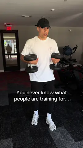 NEVER judge in the gym 🙂‍↕️ #Mondaymotivation #Gym #fitcouples #fitlatina #gymhumor 
