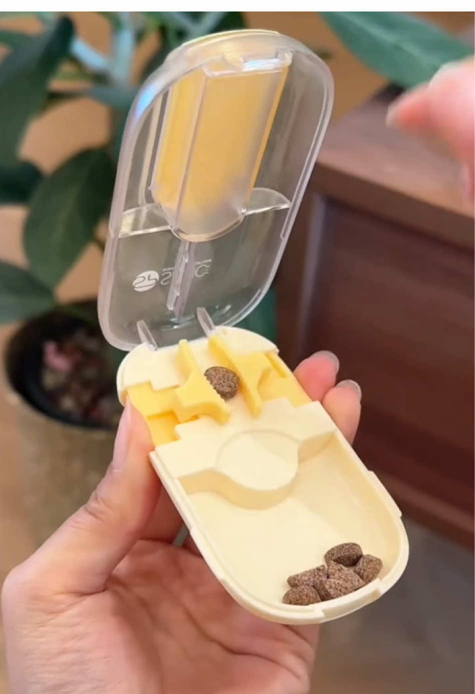 Easy to cut the pills😏#gadgets #coolstuff #coolgadgets #product #shopping #amazonfinds #LearnOnTikTok #tiktokmademebuyit #fyp 