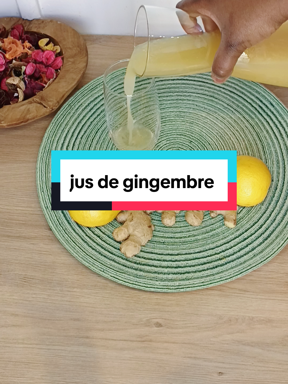 jus de gingembre  ingrédients  500g de gingembre  2 citrons jaunes  1pots d'ananas  eau 2cas d'essence vanille  3cas de fleur d'oranger  sucre #jus #juice#jusgingembre#djindjer#citron tron #gnamankou#ananas  #tiktokfrance🇨🇵 #cuisinesenegalaise🇸🇳🇸🇳 #recetasfaciles 