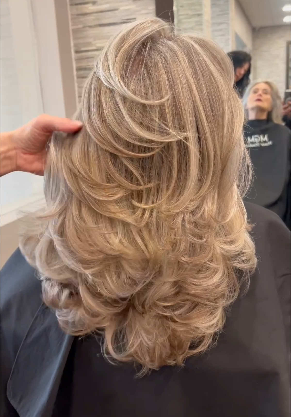 How beautiful 🤩 #fyp #foryoupage #foryoupage #hairtransformation #tutorial #hairstyles #butterflycut #butterflycut #layers #80s 