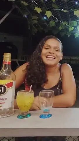 🍹✨ ¡Lunes de Licores con Dafer y Pao! Seguimos con nuestra serie de cócteles y hoy le tocó el turno al clásico Mojito Cubano hecho con ron Havana Club, como debe ser. 🇨🇺🍋🍃 Nos fuimos a lo tradicional: hierbabuena, limón, azúcar y ese toque caribeño que nunca falla. Ya probamos la Caipiriña con maracuyá y ahora ponemos en la mesa este mojito bien fresco. Al final de la serie, los enfrentamos para ver cuál se lleva la corona. 👀🔥 ¿Cuál crees que va ganando? #LunesDeLicores #DaferYPao #MojitoCubano #RonHavanaClub #LicoresPorElMundo #CóctelesClásicos #BebidasRefrescantes #CulturaCubana #Parati #fyp