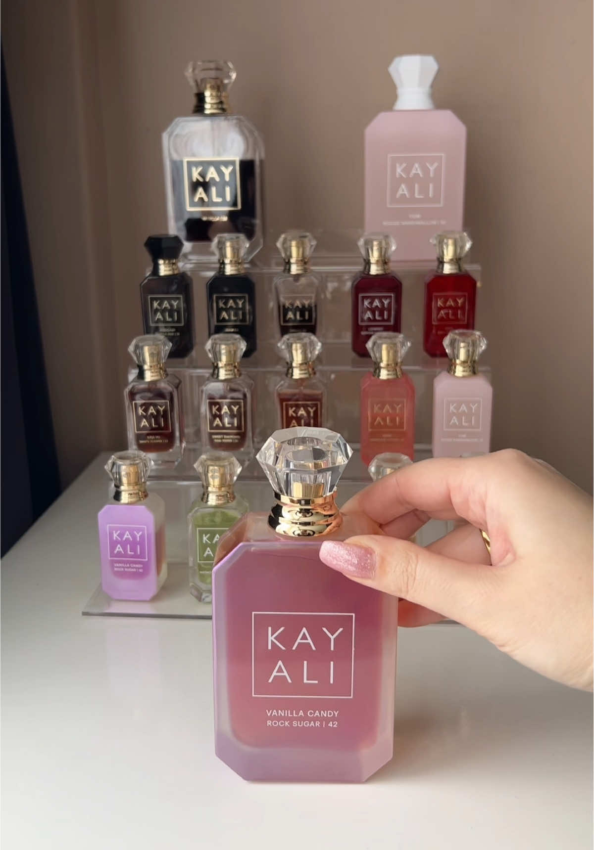 I just had to get the big bottle of Vanilla Candy Rock Sugar from @Kayali because it’s soooo good 🤤💗 @Mona Monica Kattan🧸 @Huda Beauty @ICI PARIS XL Nederland #kayali #vcrs #vanillacandyrocksugar #nichefragrance #perfumetiktok #perfumes #parfum #parfumviral #parfumtiktok #perfumetok #perfumeaddict #perfumecollection #perfumelover #perfumecollection #unboxing #girlssupportgirls #womanownedbusiness #fyp #miniperfume #miniparfum 