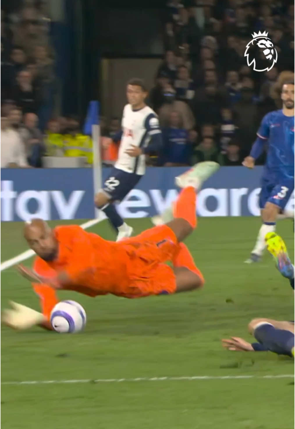Sanchez to the rescue 🦸‍♂️✈️ #PremierLeague #Chelsea 