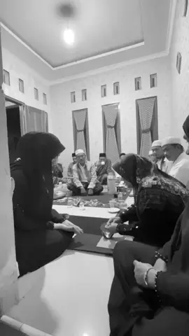 kita usahakan pertemuan keluarga besar inti dan dihadiri oleh guru dengan sederhana, siapa sangka orang yang pernah sama2 saling menjauh dipersatukan kembali untuk tujuan yang sama masyaAllah🤍#CapCut #khitbah #arabicsong #fypage 