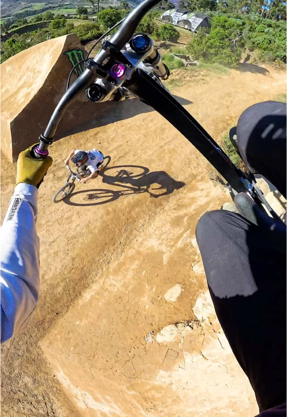 From the quarter pipe straight over someone’s head 😮‍💨 @samreynolds26  New DarkFest course is looking INSANE! #MonsterEnergy #MTB #Bike #ActionSports #DarkFest 