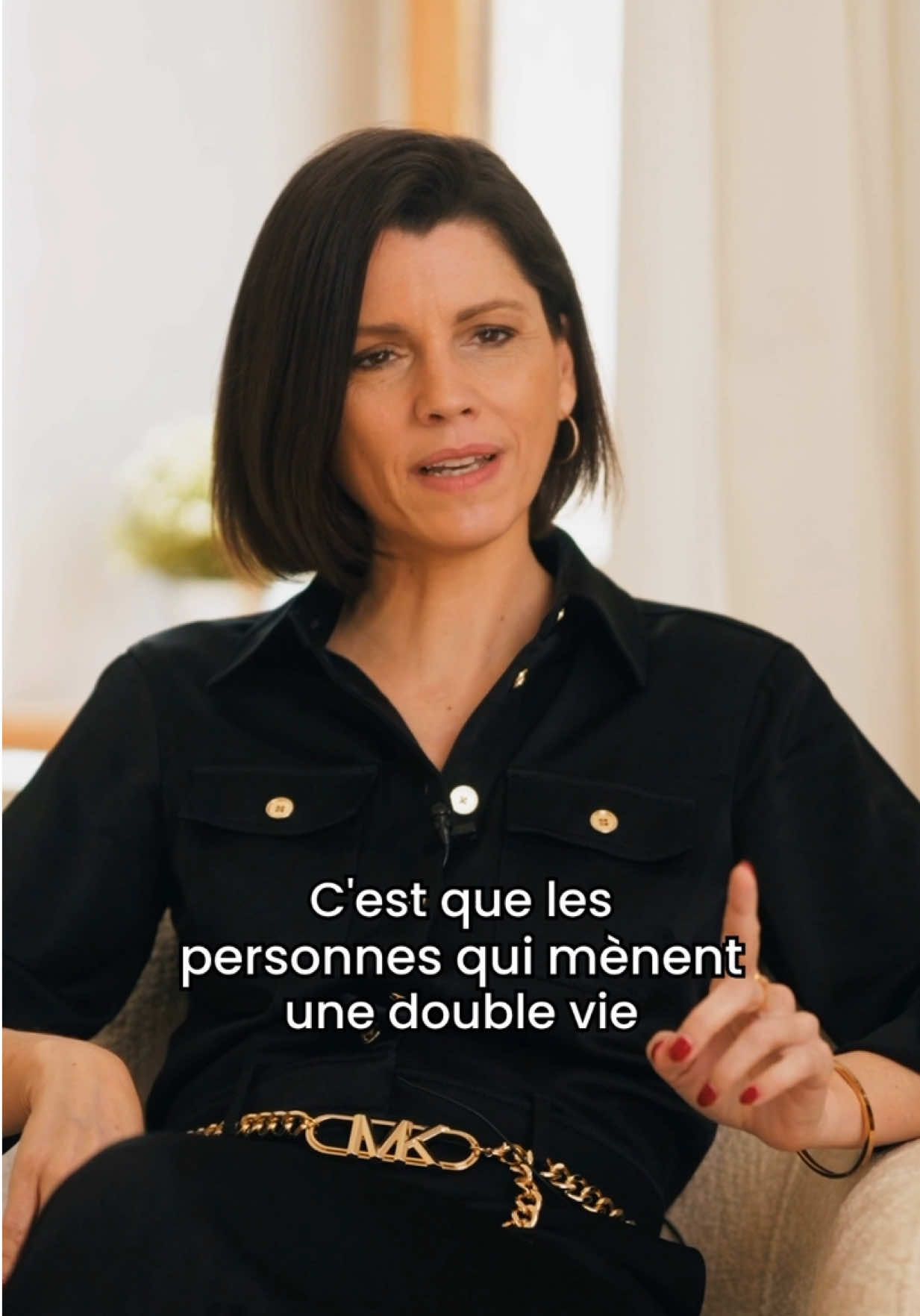 Es tu sa béquille ? Il ou elle mène une double vie. Au fond le véritable problème, ce n’est pas la double vie. C’est l’évitement. Plutôt que de plonger dans ce qui pique, ce qui fait mal, ce qui oblige à prendre ses responsabilités … à grandir. Il est plus simple d’aller chercher la pièce manquante ailleurs. Et ainsi créer  une illusion d’équilibre à deux têtes. Et on s’y accroche. Tant qu’on n’a pas le courage de faire face, rien ne change. Et parfois, celle ou celui qui pense être “l’amour vrai”… Est juste celle ou celui qui empêche tout le système d’imploser. #Couple #DoubleVie #Responsabilité #Évitement #RelationInachevée #Béquille #Introspection #StopAuxIllusions