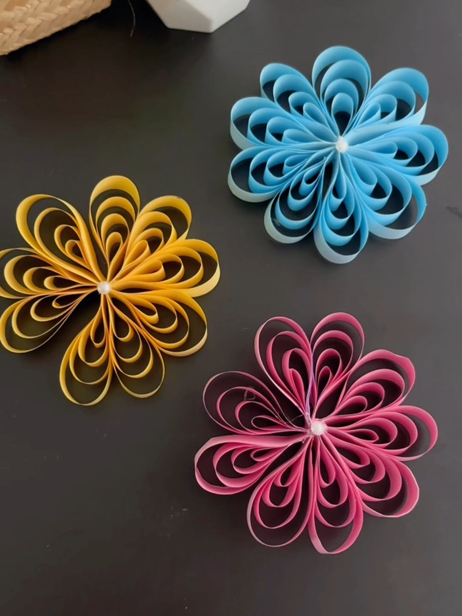 DIY FÁCIL Flor de Papel Colorido 🌸 | Ideias de Artesanato para decoração de casa Uma flor de papel fácil e linda para decorar! 🌸✨ Já fez algo assim? Me conta nos comentários! 💬 ----- EASY Paper Craft DIY Wall handing Craft Ideas Home decor A beautiful and easy paper flower for decoration! 🌸✨ Have you tried making one? Tell me in the comments! 💬 . . . . . #easypapercraft #papercrafts #crafts #craft #tutorial #DIY #easycrafts #paperdecor #easyorigami #поделкиизбумаги #цветыизбумаги #Artesanato #FaçaVocêMesmo #artesanatofácil #decoraçãodepapel #origami #DicasCriativas #Manualidades
