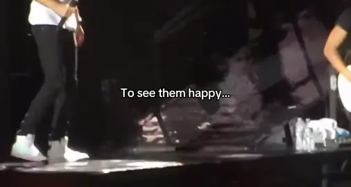 Happy boys !  #onedirection #rip #remember #fanpage #fyp #liam #investigation #fangirl #pourtoi #foruyou #loveyou #liampayne #zaynmalik #harrystyles #louistomlinson #niallhoran #mood #sky #dancer 
