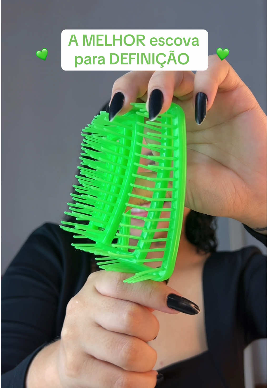 Nome da escova: Escova flexível ✨💚 #cabelocacheado #cachos #definicaodoscachos #escovaflexível #curlyhair #finalizacaodecachos 