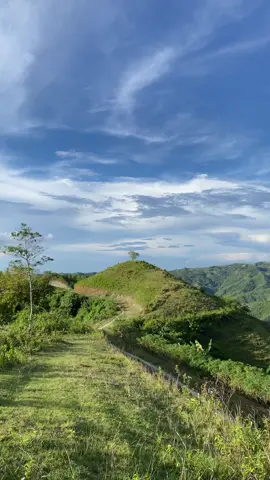 This stunning view will soothe your soul, quiet your mind, and bring you a deep sense of peace. 🍃🌱⛰️ #fyp #nature #natureheals #peace #mountain #tuburancebu 