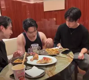 Changbin intentando alimentar con papitas a Han pero hasta las mejillas de un Quokka tienen su límite 😂
