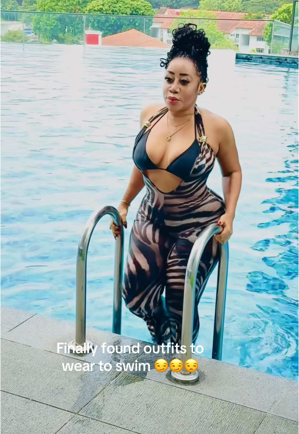 All the white people just looking at me funny😏😒 … but I wanted swimming content 🤷‍♂️… new swimming outfits …  #moyobaby #moyolawal #moyobugatti #Swimming #watergirl #ML #moyo #Tourist #Explorer 