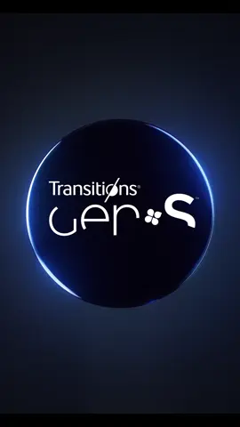 As lentes Transitions são conhecidas por sua tecnologia fotossensível, ou seja, elas se adaptam automaticamente à luminosidade do ambiente. Em ambientes internos, elas permanecem claras como lentes comuns, e ao serem expostas à luz solar, escurecem gradualmente para proteger os olhos contra os raios UV e a luz intensa. Benefícios das Lentes Transitions: 👁️ Conforto visual: adaptam-se à luz, evitando o incômodo com claridade. 🛡️ Proteção UV: bloqueiam 100% dos raios UVA e UVB. 😎 Estilo e praticidade: combinam com qualquer armação e dispensam o uso de óculos escuros. 🧠 Tecnologia inteligente: transição rápida entre claro e escuro. Tipos mais comuns: Transitions Signature GEN 8: mais rápidas e com mais opções de cores. Transitions XTRActive: escurecem até dentro do carro e oferecem proteção extra contra luz intensa. Transitions Drivewear: projetadas especialmente para dirigir, combinam tecnologia fotossensível com polarização.