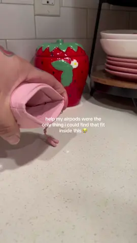 perfect if you need space for exactly 0.86 cents and not one cent more lmao  #whatsinmybag #bagessentials #pursetok #bags #whatsinmypurse #purseaccessories #bagaccessories #ad #coinpurse #wallet 