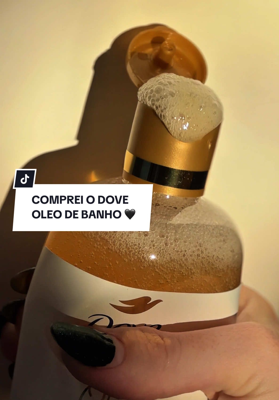 finalmente encontrei e já comprei essa novidade, o #DoveÓleodeBanho de @Dove Brasil 🖤 amei que ele é muito emoliente, deixa a pele muito hidratada, macia e o cheirinho é muito suave! ✨ banho premium atualizado com sucesso! já usaram?