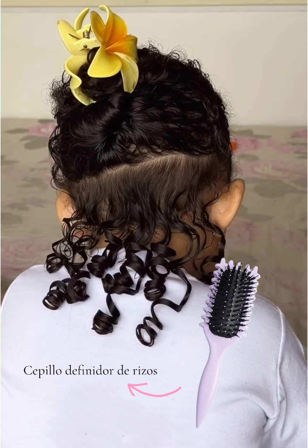 Este cepillo definidor de rizos te va ayudar a facilitar y realizar con mayor rapidez tu definición ✨ Video de Majusodrecordeiro  - #tiendademaquillaje #rizos #deficionderizos #cabellocrespo #definiciondecrespos #cuidadocapilar 