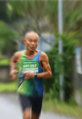 Võ Kính – Lão nông U70 và hành trình gìn giữ “vũ khí” đường đua👟✨ Chú Võ Kính – người nông dân chân chất xứ Huế, năm nay gần 70 tuổi nhưng vẫn là cái tên khiến giới chạy bộ cả nước phải nể phục. Trước giải đấu, chú đã tin tưởng  dành thời gian ghé Runner’s Revive để chăm sóc đôi giày như chăm vũ khí trước trận chiến. Tại đây, đội ngũ kỹ thuật đã vệ sinh sâu, xử lý lớp keo, làm mới đế và hồi sinh toàn diện đôi giày gắn bó với chú qua bao chặng đua. Không chỉ là đôi giày, đó còn là bạn đồng hành của một huyền thoại sống. Kết quả: Hạng nhì lứa tuổi U70 tại VnExpress Marathon Huế 2025 – thêm một dấu mốc chứng minh sức bền và khát khao không tuổi của chú. Runner’s Revive tự hào đồng hành cùng những người truyền cảm hứng – nơi những đôi giày được chăm sóc bằng cả trái tim. 📍 Runner’s Revive – 02/140 Nguyễn Huệ, TP. Huế 📞 0967 962 772 Giữ sạch từng bước chân – Nâng tầm từng câu chuyện ##vesinhgiaysneakerởhuế #PhucHoiGiayởhuế #SuaGiaydowinởhuế #RunnersRevive #SuaChuaGiayởhuế #VesinhGiay #PhucHoiGiayTheThaoởhuế #Dịchvụchămsócgiàychuyênnghiệpởhuế #yeuchaybohue #hueruner #vesinhgiayohue #suachuagiayohue #sửachửagiàychạybộởhuế #nikefly3 #sửachửagiàyởhuế #vệsinhgiàyởhuế #sửachữagiàybóngbàn #sửachữagiàycầulông #sửachữagiàyđábóng