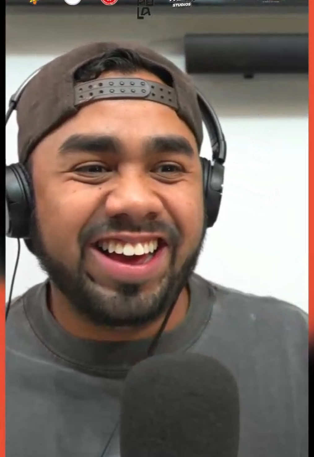 La mejor forma de encarar es SENTADO🤔🤣 A lo @ivan_paucar_a y con la frente en alto 😎 #viral #podcast #gye #trending #entreterimento #ecuador #lacupula 