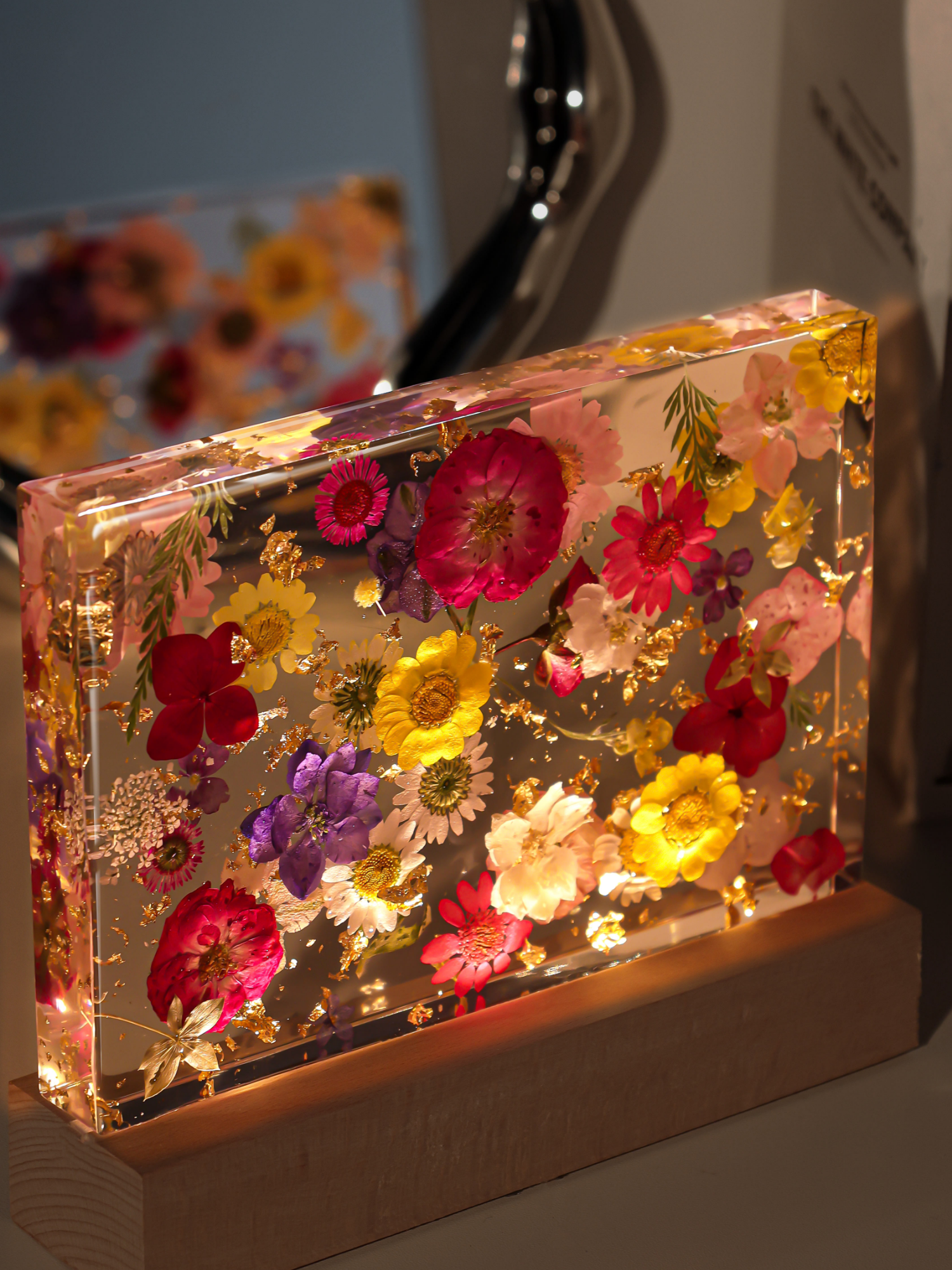 Transforming nature into art with this beautiful floral resin lamp! Made with heyclear brand’s high-transparency resin, making every flower clearer and more radiant, adding a touch of light to any space. Who else loves adding a little glow to their floral designs? #heyclear #HighTransparencyResin #ResinArt #FloralDesign #HomeDecor #ArtInspiration #DIYProjects #LightUpYourLife