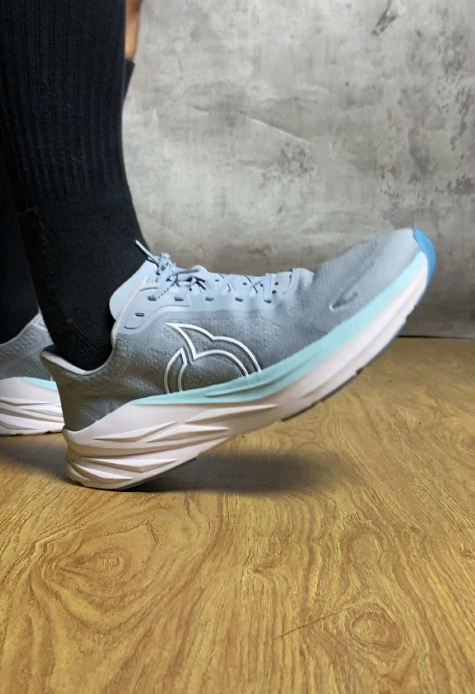Warnanya sejuk banget Olahraga lari tidak selalu identik dengan warna-warna kalcer. Ortuseight Hyperfuse 2.2 ini contoh sepatu keren dengan warna kalem kalo dipake lagi pagi bisa lebih menghayati suasana pagi yang sejuk