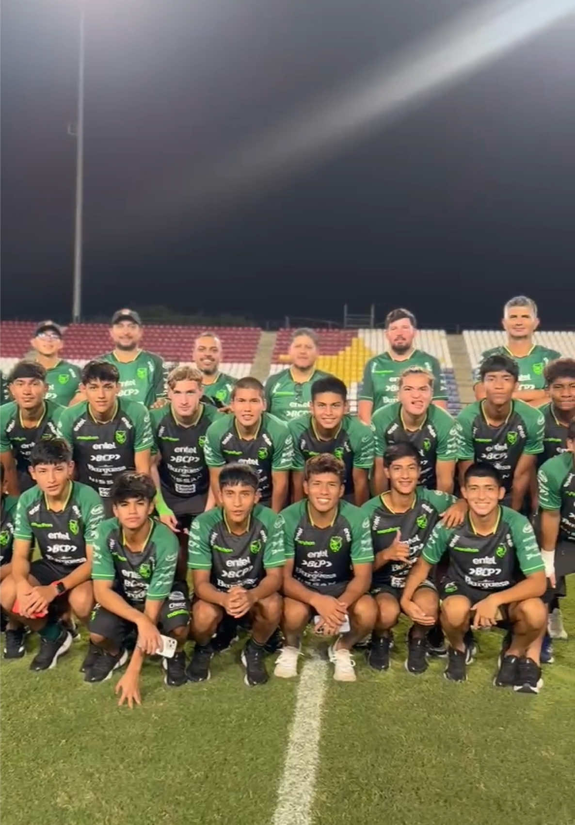 BOLIVIA PRESENTE 🫡🇧🇴 Nuestra #Sub17 hizo el reconocimiento del Estadio Jaraguay de Montería 🏟️ donde luchará por un puesto en el mundial de la categoría 👊🏽