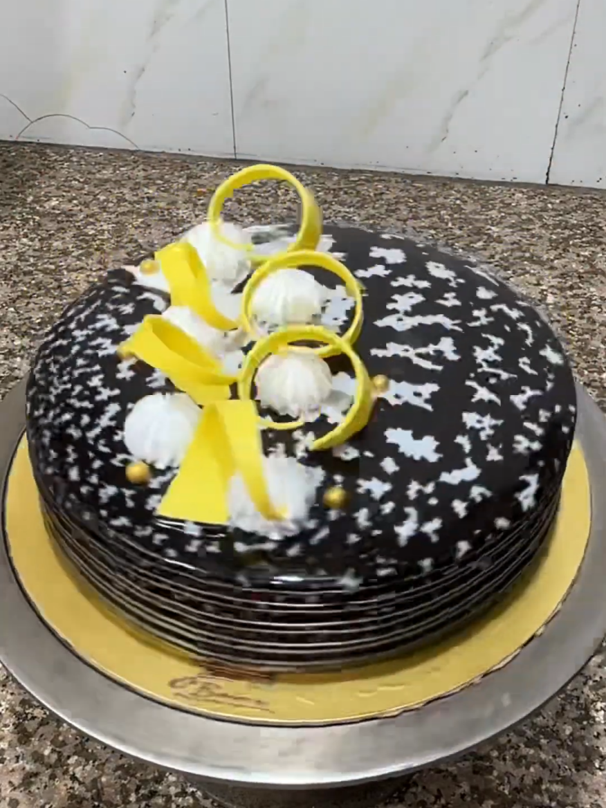 Chocolate Cake Yellow Garnish #cakedecorating #fyp #cakedesign 