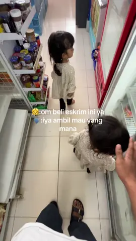 kembarku😗#eskrim #ponakan #adek #kembar 