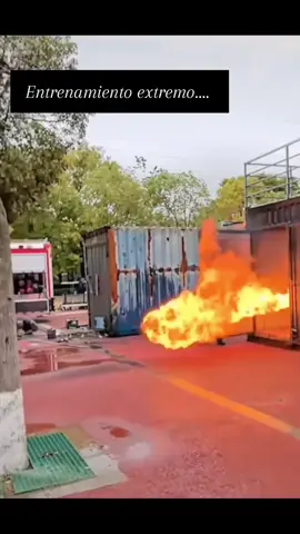 Bomberos en acción: entrenamiento con fuego real y escudo de agua.