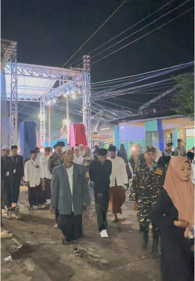 Seramah ini gus e sama siapun 🥹. Pas Niki di sapa kaleh gus e “: monggo mlebet ( kaleh senyum 😭)”  . kulo jawab : “nggeh gus siap “😁. Sehat trus nggeh gus ell . #fypage #fypdonggg #fypシ゚ #viralvideotiktok #fyppp #viral_video #fyppppppppppppppppppp #fy #fypdong #viralvideo #viralvideo #fypdonggggggg #viralditiktok #fypdonggggggg #viralditiktok #viralditiktok #viraltiktok #viralllllll #pondok #viral_video_tiktok😍💖🤩 #fypdonggg #fypage #fypシ゚ #viralvideotiktok #fyppp #viral_video #fyppppppppppppppppppp #fy #viralvideo #fypdonggg #fypage #fypシ゚ #viralvideotiktok #fyppp #viral_video #fyppppppppppppppppppp #fy @MT. IBADALLAH OFFICIAL 