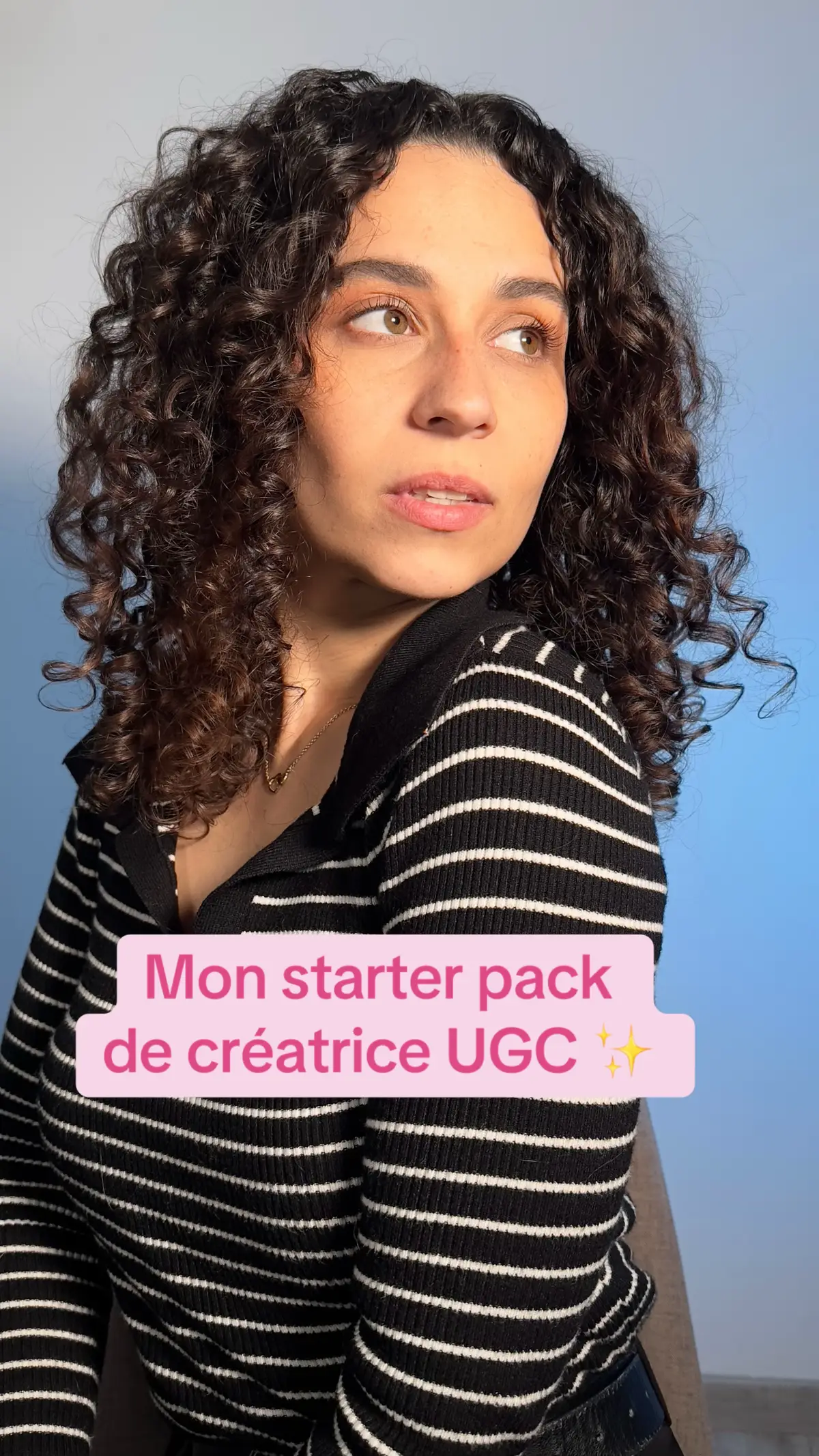 Merci à @Julie | créatrice UGC, FR & EN pour le prompt sur ChatGPT !  Vraiment j’adore ce style de trend, et j’ai une petite idée de vidéo avec cette image justement, je vous montre ça bientôt 🫶🏻 #ugc #ugccreator #creatricedecontenu #starterpack #ai #chatgpt #fyp 