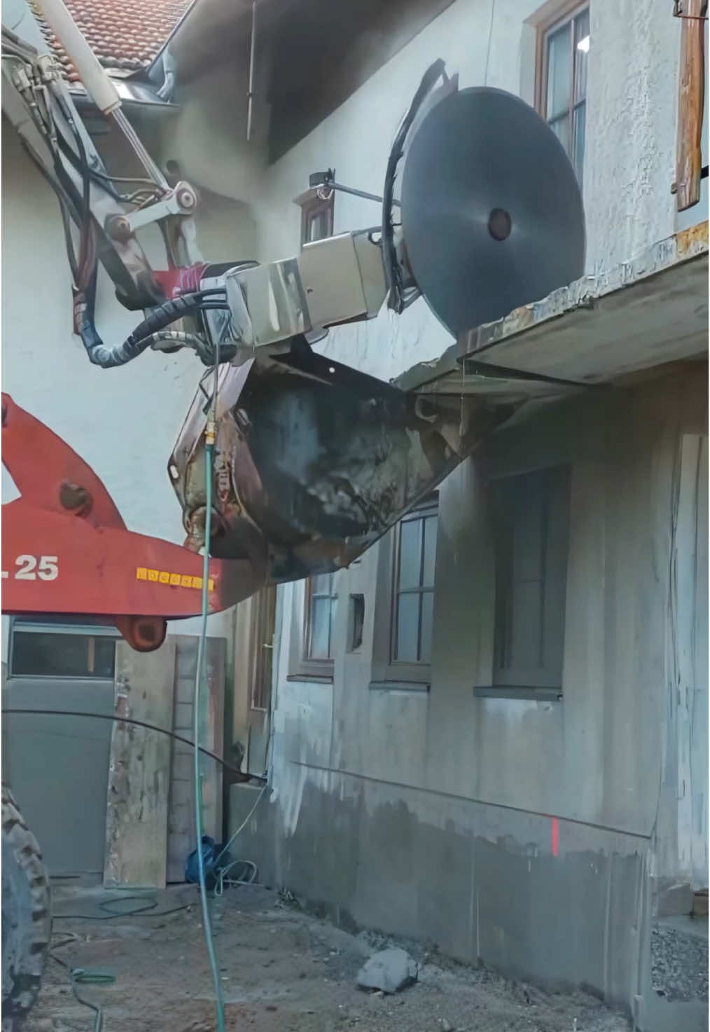 Renovation geplant? 💫🏚️ Kein Problem mit unserer Betonsäge! Dieses Anbaugerät für Bagger eignet sich ideal zum bündigen Schneiden von Decken, Böden und Wänden. Ausserdem benötigt die Arbeit mit diesem Werkzeug keinen Gerüstbau, keine Absturzsicherungen und macht das Erreichen schwer zugänglicher Stellen mit seinem 360° Drehwerk einfacher denn je. 😎✌️   Was meinst du, wäre sie was für deine Baustelle? 👀   #earthmoving #bagger #baggerfahrer #konstruktion #construction #bigmachines #bau #baustelle #excavator #tiltrotator #tiltrotators #baumaschinen #anbau #baumaschine #anbaugeräte #recycle #schweiz #switzerland #grapple #cutterhead #hydraulicattachments #demolition #demolicion #excavatorattachments #constructionequipment #excavator #operator