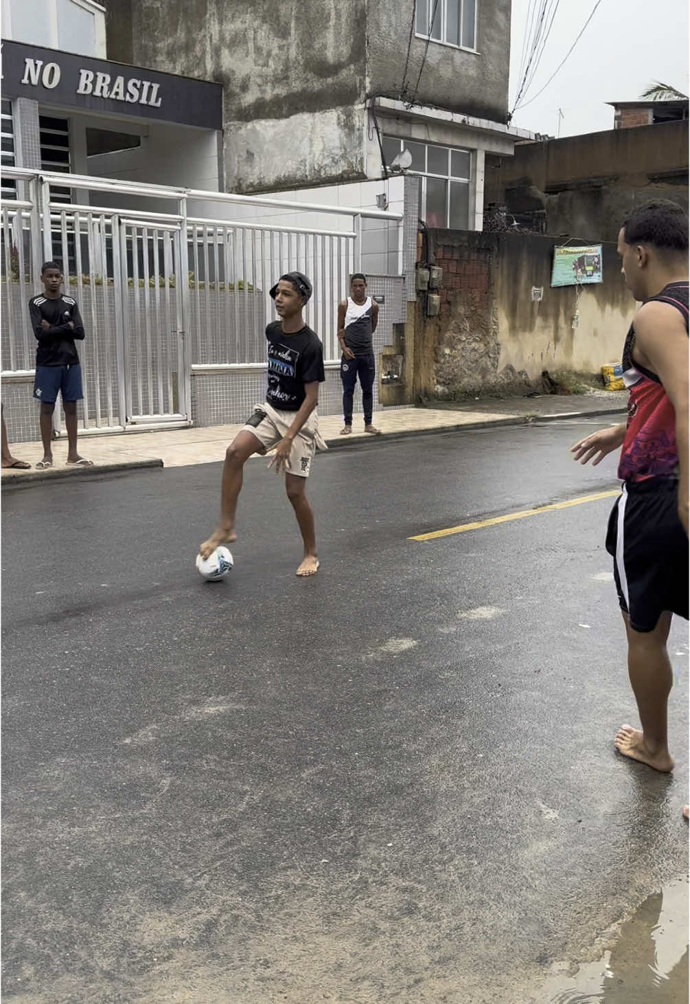 Futebol de rua, mlk Guigui na pisada e linda assistência do @mlk.v.t  #futebol #futebolbrasileiro #futebolderua 
