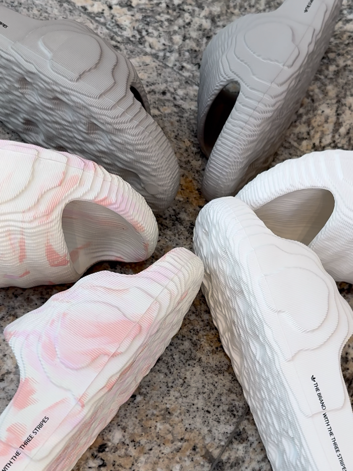 รองเท้าใส่สบายสไตล์สุดล้ำ ADIDAS ADILETTE 22 #ADIDAS