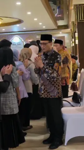 Sobat MARI, Mahkamah Agung menyelenggarakan acara Halal Bihalal 1446H pada hari Selasa, 8 April 2025 bertempat di Gedung Mahkamah Agung RI di Jakarta. Hadir dalam acara ini Ketua Mahkamah Agung, Wakil Ketua Mahkamah Agung Bidang Non Yudisial, para Ketua Kamar, para Hakim Agung, para Hakim Ad-Hoc, jajaran pejabat Eselon I-IV serta seluruh aparatur Mahkamah Agung RI. Acara Halal Bihalal yang berlangsung dalam suasana penuh keakraban ini, dihadiri juga oleh para Purnabakti Pimpinan Mahkamah Agung periode sebelumnya. #halalbihalal #mahkamahagungri #humasmahkamahagung 
