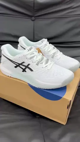 🔥Asics Gel Resolution 9 White – Bứt phá mọi giới hạn, vững vàng trên từng bước di chuyển! 👉Thiết kế trắng tinh tế, hiện đại, kết hợp công nghệ đệm GEL đình đám giúp giảm chấn và tăng độ êm vượt trội. Form ôm chân, hỗ trợ tối đa cho các vận động mạnh – đặc biệt là dân chơi tennis và thể thao chuyên nghiệp! Đẹp – Êm – Bền – Chuẩn Performance! Có sẵn tại HanhPhan Sneaker – Full box, size đầy đủ!#AsicsGelResolution9 #AllWhiteSneaker #HanhPhanSneaker #GiayTheThaoCaoCap #TennisShoes #SneakerDaily #AsicsVietNam