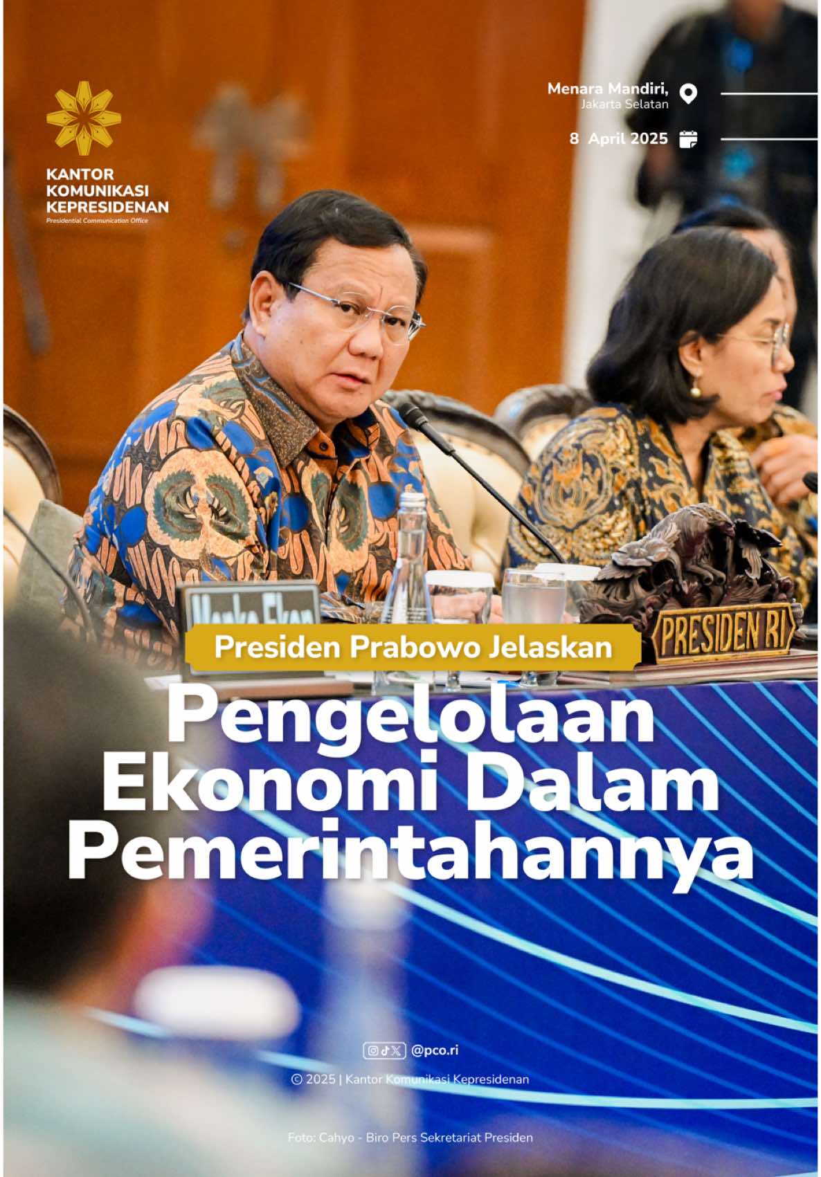 Presiden Prabowo Subianto menegaskan, arah pengelolaan ekonomi di bawah pemerintahannya akan berlandaskan Pancasila dan UUD 1945. Prinsip ekonomi kerakyatan menjadi pegangan utama, dengan tujuan menghadirkan keadilan sosial bagi seluruh rakyat Indonesia. Sumber daya alam akan dikelola sepenuhnya untuk kepentingan bangsa—bukan untuk dijual murah ke negara lain. Saatnya kekayaan negeri ini dinikmati oleh rakyatnya sendiri. #KantorKomunikasiKepresidenan
