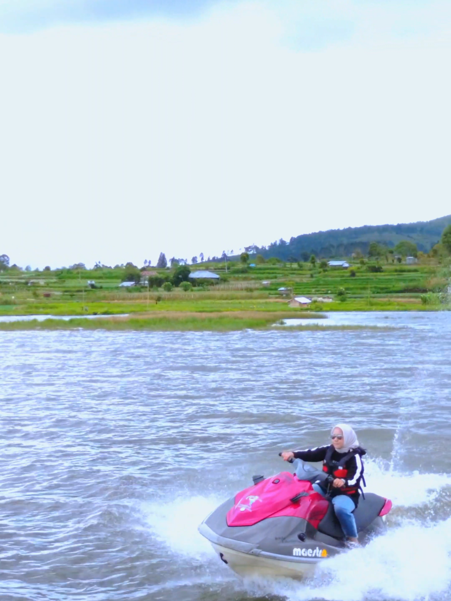 A moment to remember 🏝 with @lakeside_alahanpanjang @jetski.alahanpanjang  #lakesidealahanpanjang #jetski #jetskialahanpanjang #travel #moment 
