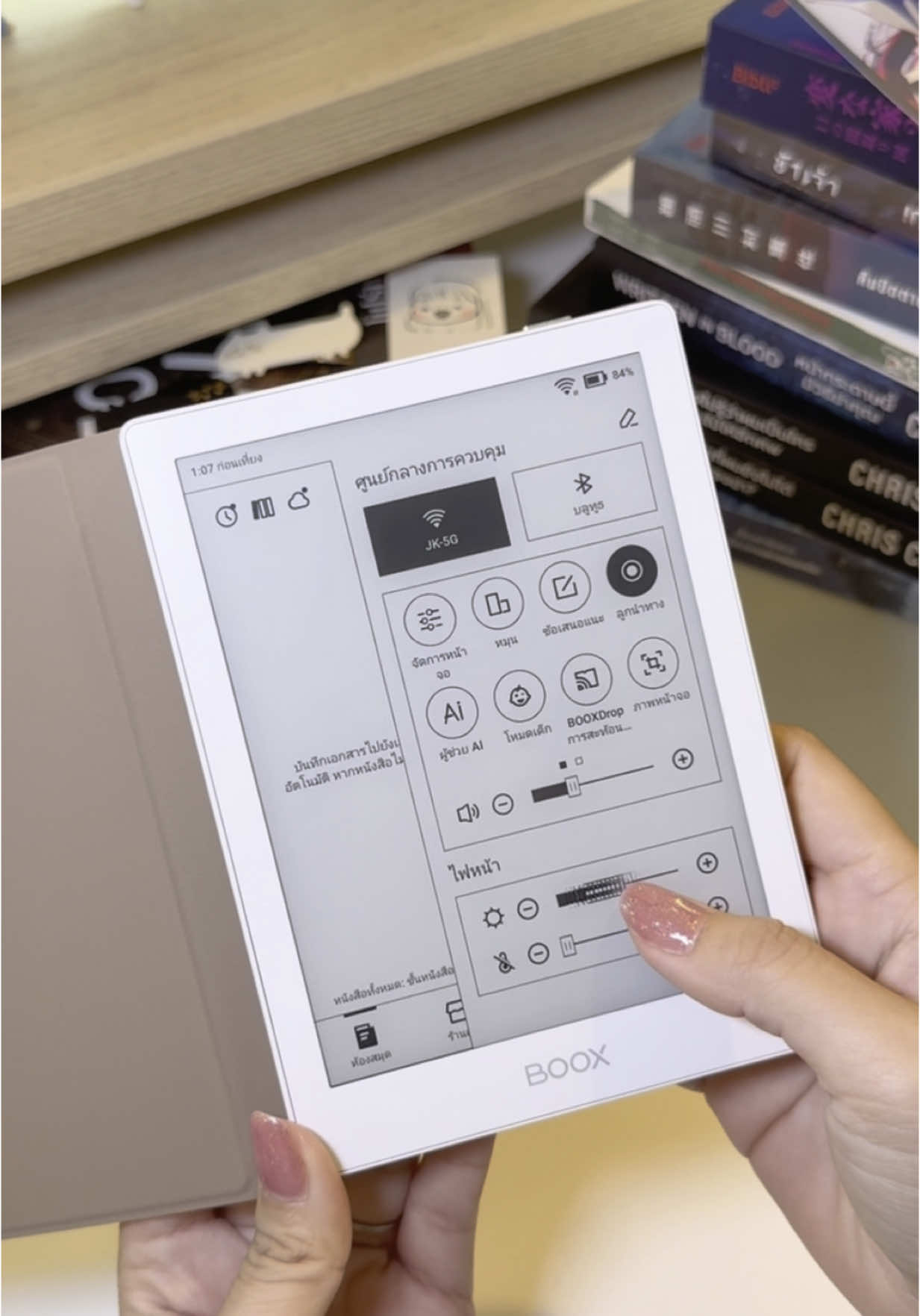 ขอเข้าวงการ E-Readers ด้วยคนค่า 📚🌈✨ หลังจากได้มาแล้ว อ่านหนังสือเยอะขึ้นมากๆ พกพาง่ายเพราะน้องน้ำหนักเบา ใครที่เล็งๆอยู่ เชียร์มากๆค่ะ ดีใจที่ตัดสินใจซื้อ อ่านหนังสือสนุกขึ้นเยอะเลย ไม่ปวดข้อมือแย้ว ถนอมสายตาด้วย เลิ้ปป 🫶🏻💖 #ereader #วันนี้วาดอะไร #boox #booxgo6 