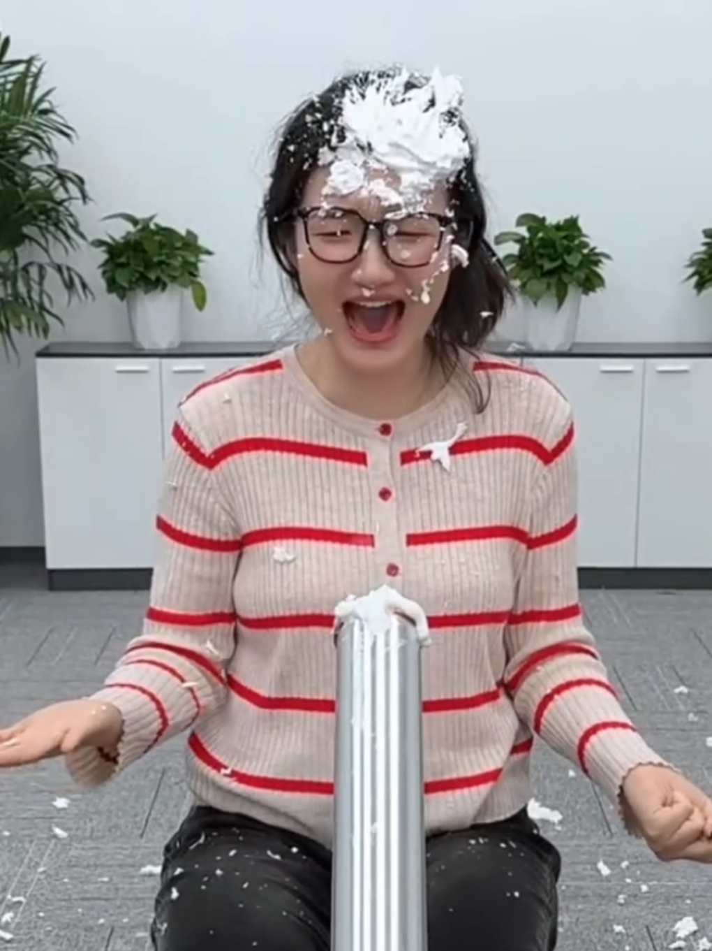Hilarious Office Official- Left and Right Blind Selection Challenge Hahaha, the lazy cat is so miserable. #Chineseofficegame #Chinesefunnygame #funnygame #Chinese #China #funny #tiktokvideo #video #viral #f #fyp #videoviral 