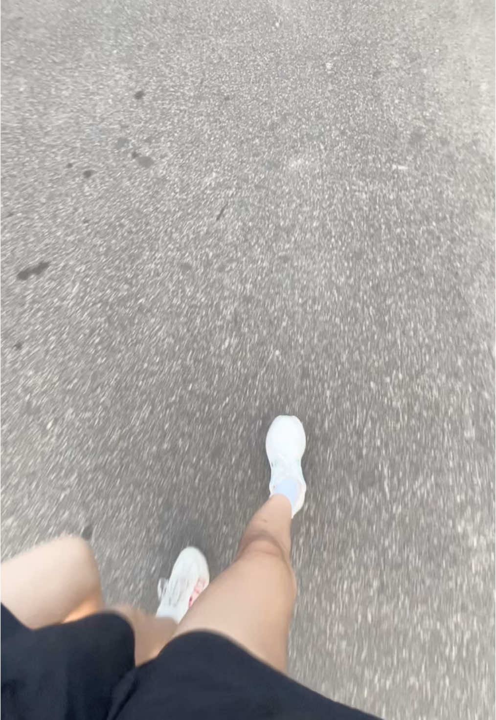 Chạy bộ đi em, do dự trời tối mất! 👀🧏‍♀️ #chill  #Running  #chaybo  #hoanghon  #taptheduc 