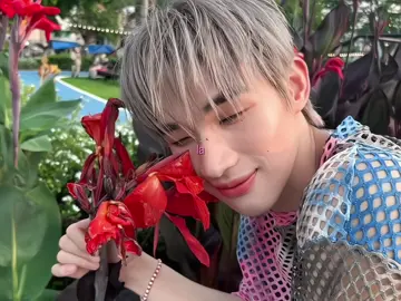 my cutie hong i love him sm (cries)   ( #hongshihoshi #lykn #lykyou #fyp #foryou #blowup #thailand #thameposeries #thaienthu ) 