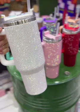 Lojistas, preparem-se para brilhar nas vendas! O queridinho do momento chegou: Copo Térmico 1.200 ml Cravejado com Strass — estilo, capacidade e muito glamour em um só produto! Ideal para quem ama brilhar em todos os detalhes, do escritório à academia. Alta procura, giro rápido e ótimo lucro por unidade. Exclusivo para lojistas: aproveite condições especiais e estoque limitado! Garanta agora no nosso site exclusivo para revenda. Link na bio! #CopoTérmicoLuxo #StrassÉPoder #RevendaDeSucesso #AtacadoParaLojistas #Tendência2025 #CopoFashion #LojistaEsperto