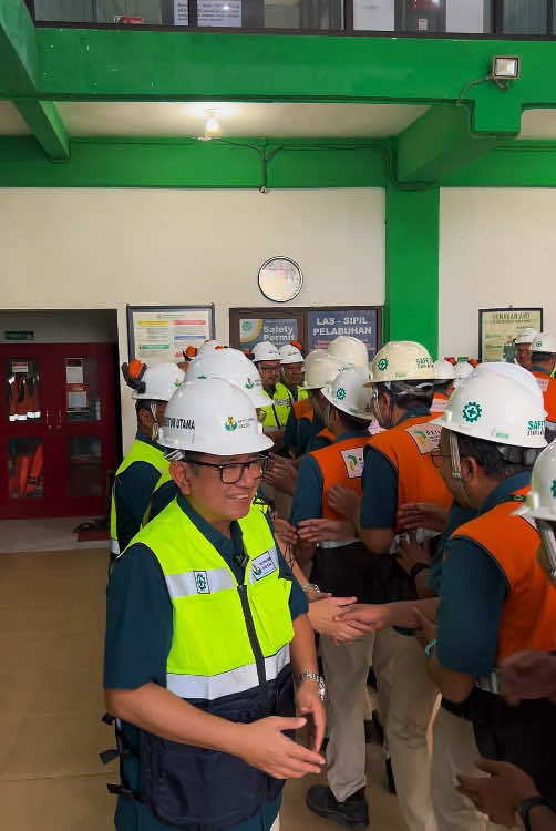 Hari pertama kerja setelah libur Lebaran, kita mulai dengan penuh semangat dan senyum kebersamaan! 🤝🌼 Direktur Utama & Direktur Keuangan dan Umum Petrokimia Gresik hari ini menyapa langsung seluruh insan Petrokimia Gresik dengan berkeliling ke berbagai unit kerja untuk bersilaturahmi lho Sahabat. Suasana hangat terasa saat momen saling berjabat tangan, bermaaf-maafan, dan berbagi senyum Sahabat.🤝💪 Tradisi ini bukan hanya bentuk silaturahmi, tapi juga mempererat semangat kebersamaan dan kolaborasi antar seluruh elemen perusahaan. Setelah rehat sejenak bersama keluarga, kini saatnya kita kembali bergerak dengan hati yang bersih, pikiran yang segar, dan semangat yang baru! ✨🙏 Selamat kembali beraktivitas, Sahabat! Mari lanjutkan perjalanan mendukung swasembada pangan Indoenesia dengan penuh energi positif untuk terus tumbuh, berinovasi, dan memberi makna bagi bangsa 💪🌱 #PetrokimiaGresik #SolusiAgroindustri #RiseForward #HalalBihalal2025 #SemangatBaru #KerjaLagiDenganHati