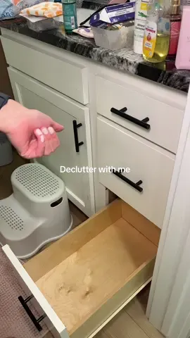 I usually don’t record + edit in the TikTok app😭 but I have really low storage so I had no choice. Definitely going to go through my phone today🫠  #declutter #declutterwithme #bathroomdecluttering #cleaning #CleanTok #fyp  