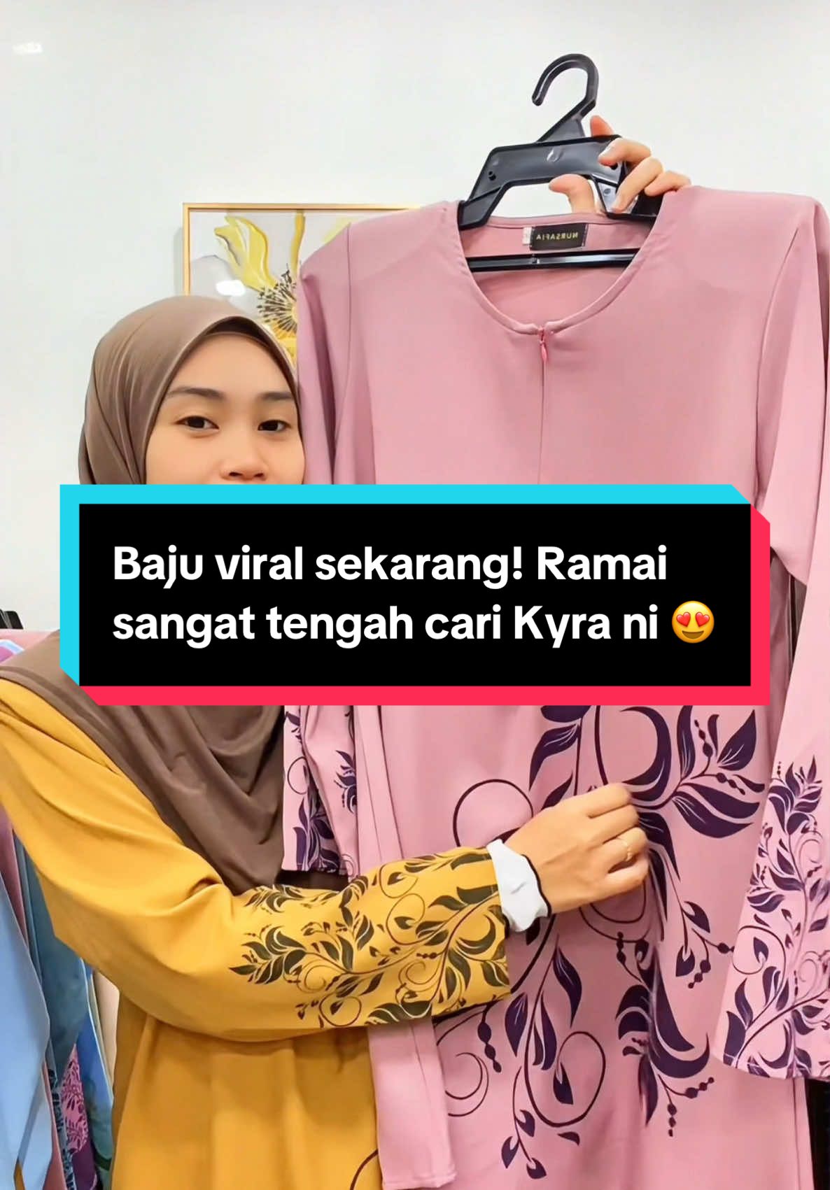 Baju ni memang tengah viral sekarang 😍 Ramai yang repeat order sebab Blouse Kyra ni selesa, labuh, dan design dia memang lain dari yang lain. Corak bawah floral, warna-warna pastel lembut – memang buat nampak ayu & sopan sangat! 💐 Sesuai sangat untuk kerja, jalan-jalan atau nak pakai raya nanti pun cun! Material pun lembut, tak panas, dan senang iron ✨ Siapa yang suka blouse longgar dan sedap pakai – ni memang untuk sis! 💕 Nak tahu lebih lanjut, boleh terus tanya saya ya 😊 #BlouseCantik #BlouseViral #OOTDMuslimah #BajuMuslimah #KyraBlouse #NursafiaExclusive #MuslimahStyle #TikTokFashion #MuslimahOOTD #BajuTrending #FesyenMuslimah #OOTD2025 #BajuViralTikTok #StyleMuslimah #FypUntukmu #FypMuslimahStyle #TiktokMalaysia #BajuModen #BlouseBaru