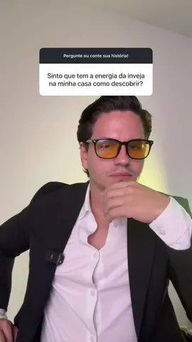 Você sente que tem algo errado na sua casa, mas não consegue explicar? Cansaço sem motivo. Discussões frequentes. Dinheiro que some. Doenças sem diagnóstico. Coisas quebrando do nada. Isso não é coincidência. É espiritual. Muitas vezes, é a inveja que entrou e foi ficando. E quando ela encontra brecha, destrói tudo aos poucos. Mas existe uma forma de diagnosticar isso e cortar essa energia da raiz. Se você sentiu que esse vídeo falou com você, escreva diagnóstico aqui nos comentários. Vou te mostrar o caminho pra virar essa chave.