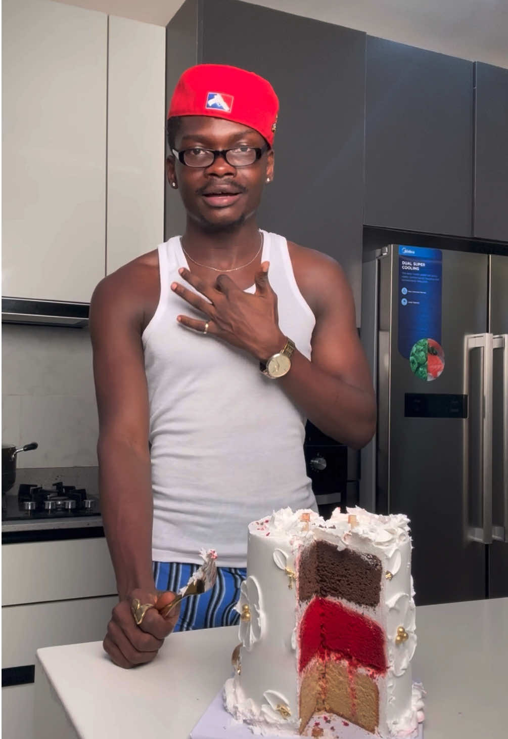 This is sad and embarrassing but idc cos I need help. 😞💔 So sorry you had to witness this @Synache 🤦🏾‍♂️  #Cake #Birthday #Allergy 