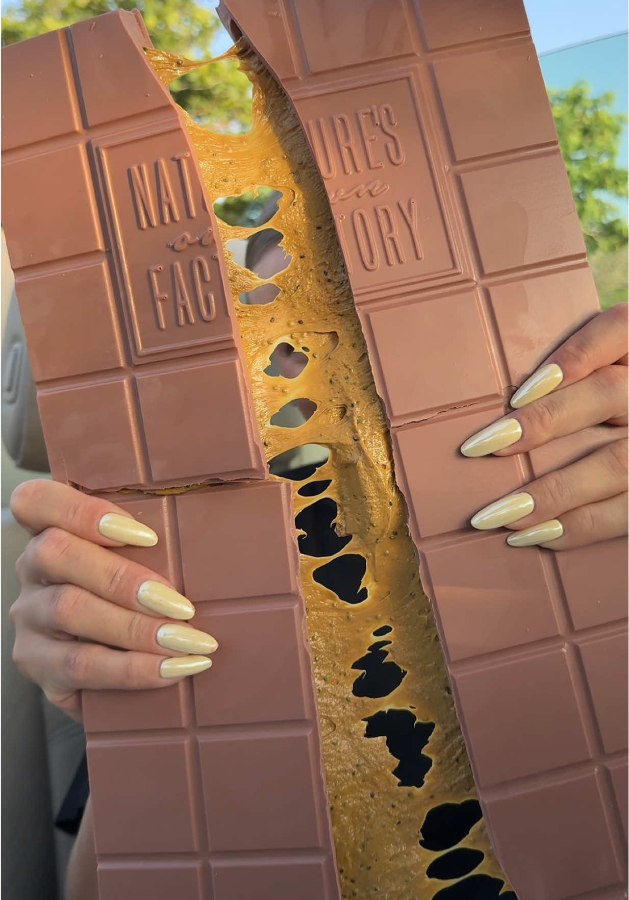@Nature’s Own Factory WOW… 🫠I tried a giant 2kg Chocolate Bar! It was epic, delicious, massive, and so much fun. Definitely an unforgettable chocolate experience! 🍫✨ #chocolate #dubailife #dubairestaurants #dubai #foodstagram #foodblogger #fyp #dubaichocolate #asmr #asmrfood #mukbang #mukbangfood #mukbangasmr